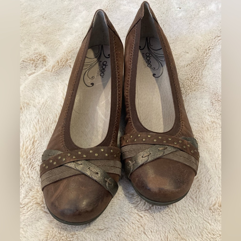 Abeo closed toe kitten heels